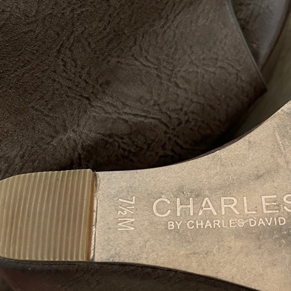 CHARLES DAVID NEW AMES WEDGE HEELS. - Picture 8 of 9